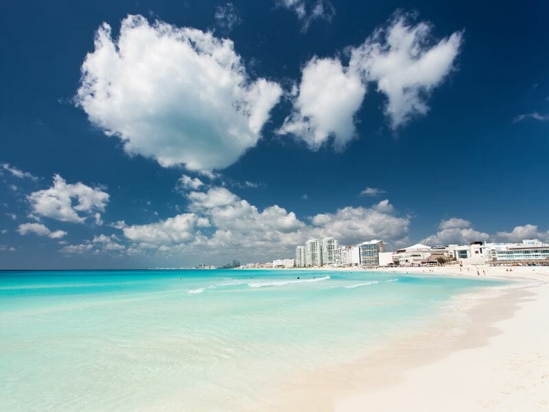 Cancu beach white sand and emerald green sea - the best time to vist Cancun
