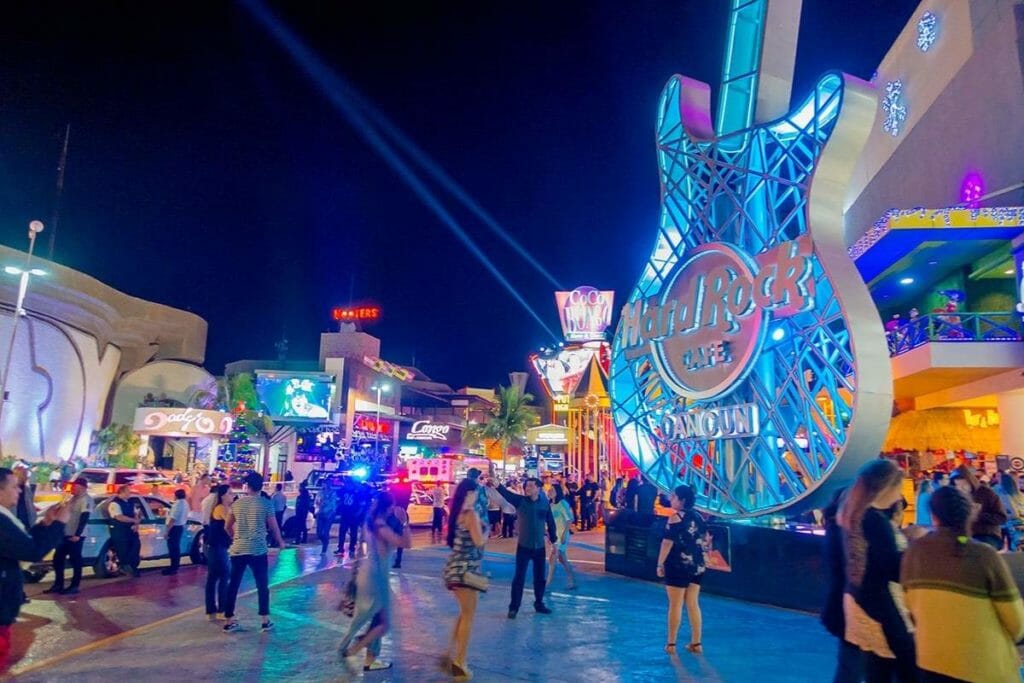 Hard rock Cafe Cancun at night