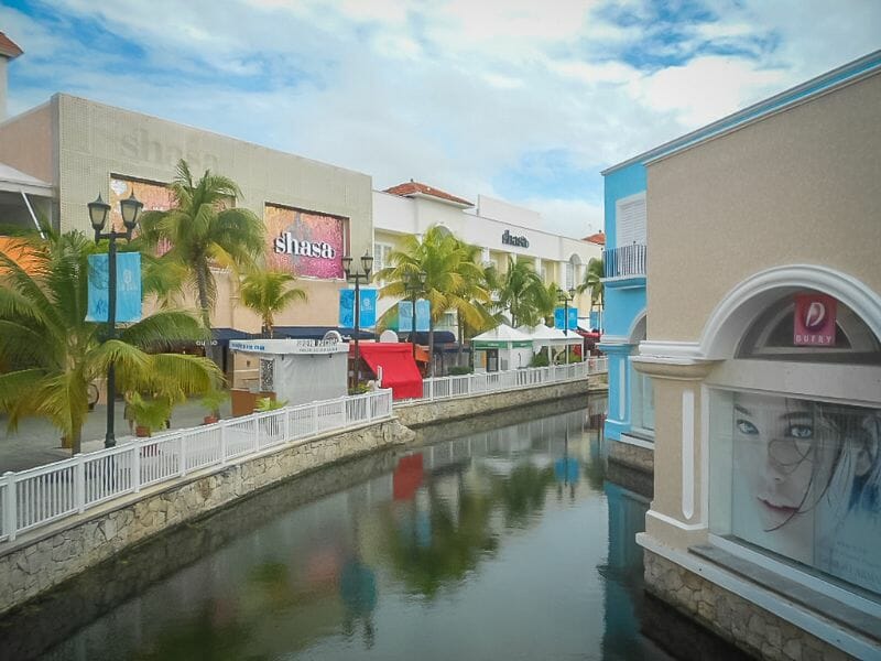 LA ISLA shopping center lago artificial