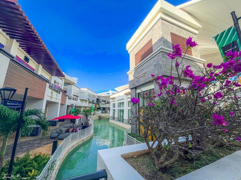 Canal in plaza la isla new cancun