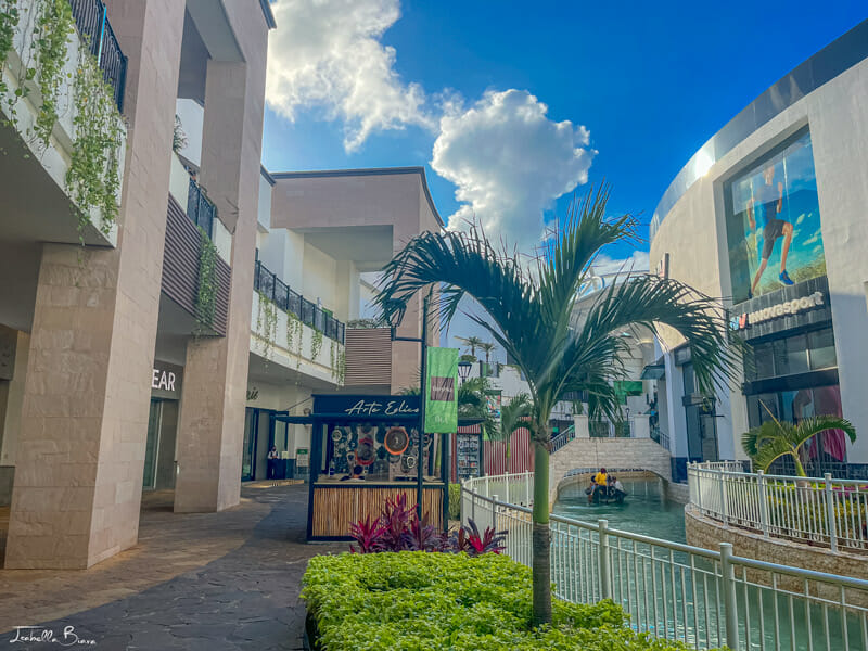 Plaza la isla canal cancun