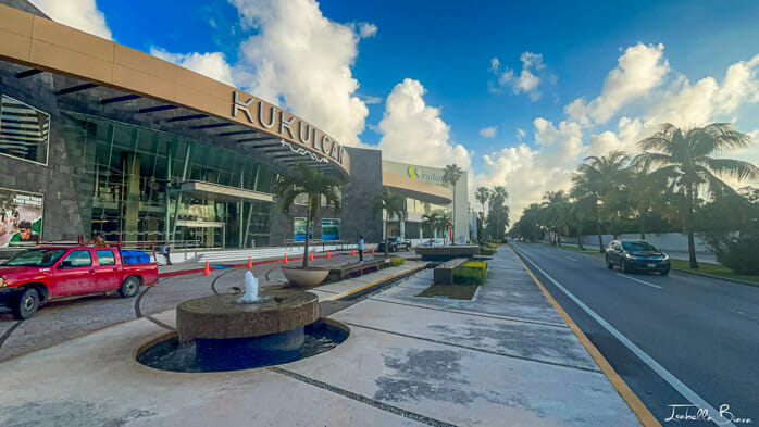 plaza kukulcan entrance cancun