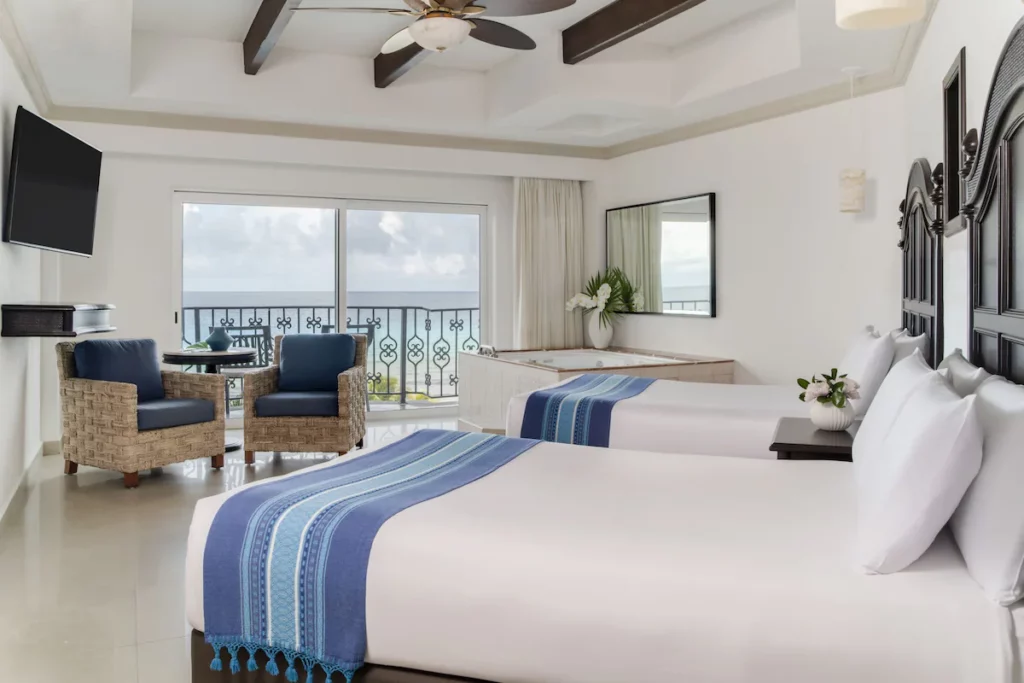 Junior suite with two single beds with view of the beach