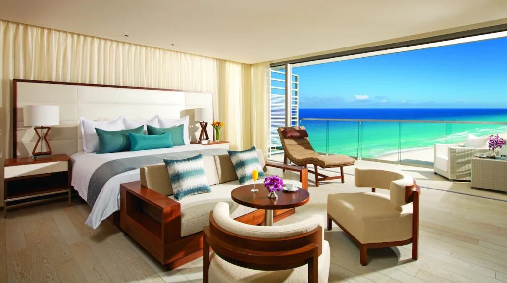 Beautiful and cozy room in Secrets The Vine in Cancun.