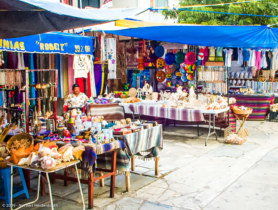 Mercado 28 souvenirs stalls