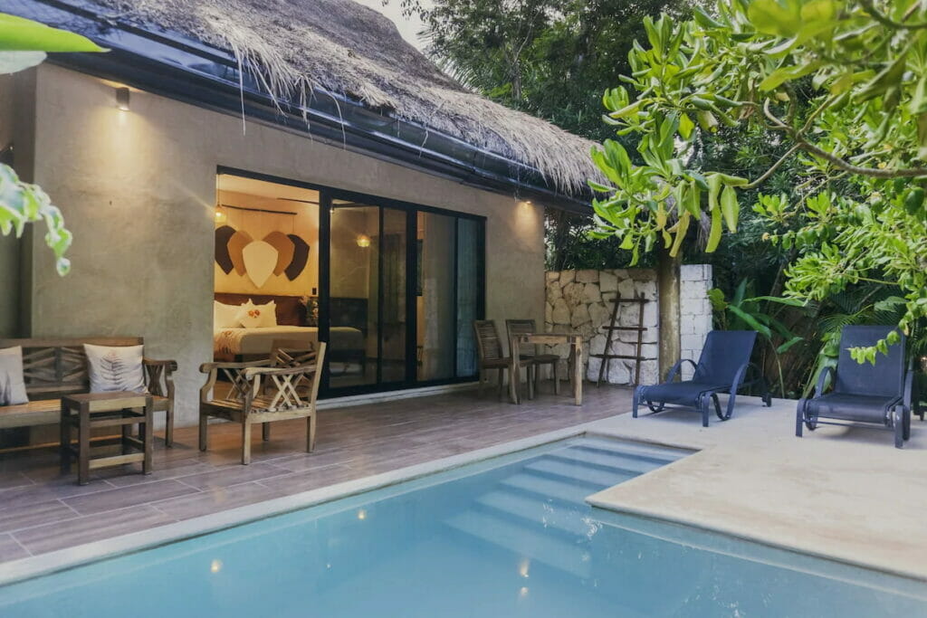 Premium room with a garden view and access on the pool area.