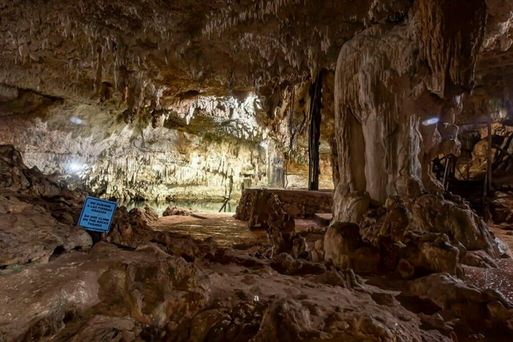 Cave gping to Cenote Choo Ha.