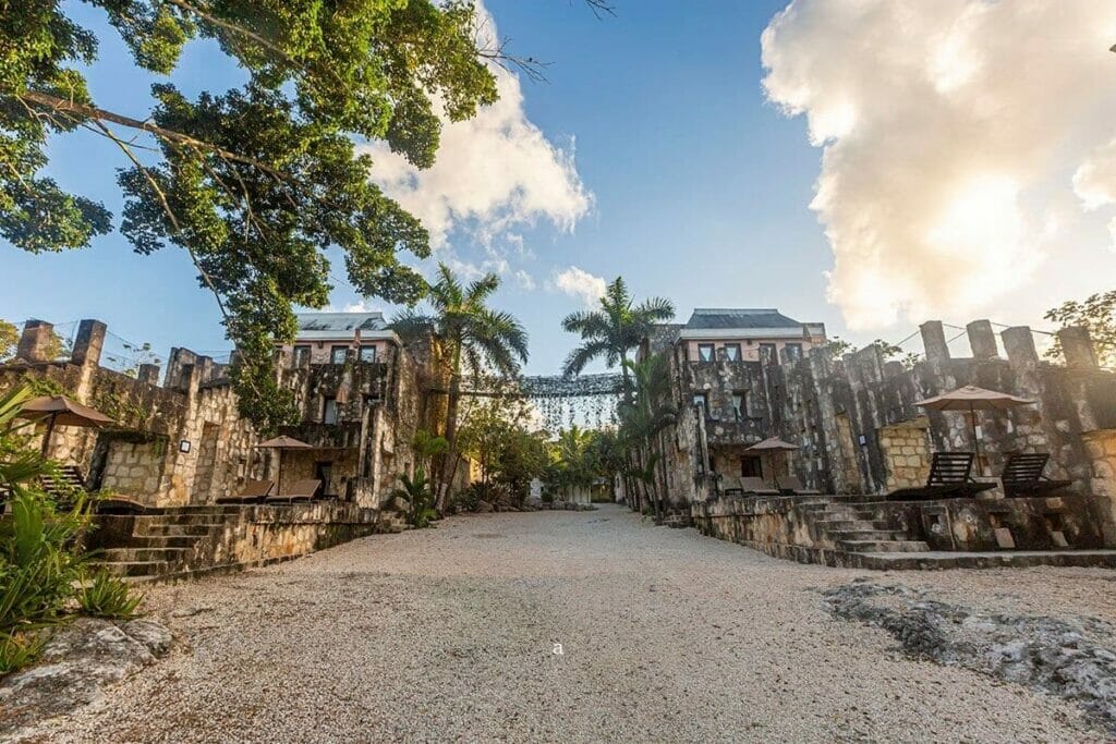 Exterior view of Coqui Coqui hotel.