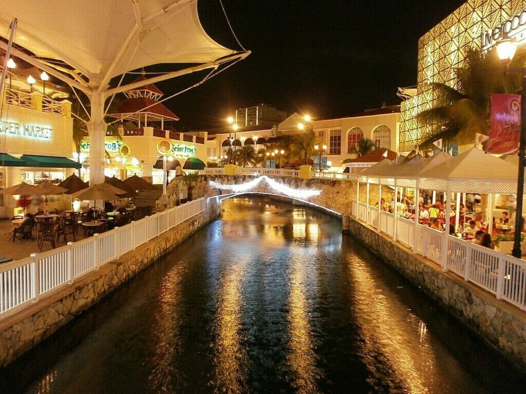 Plaza La Isla shopping mall at night.