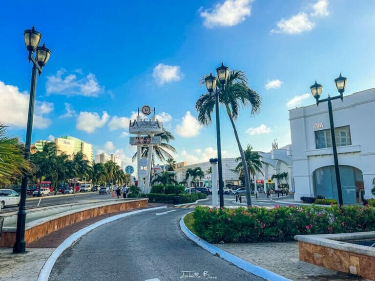 Entrance of La Isla.