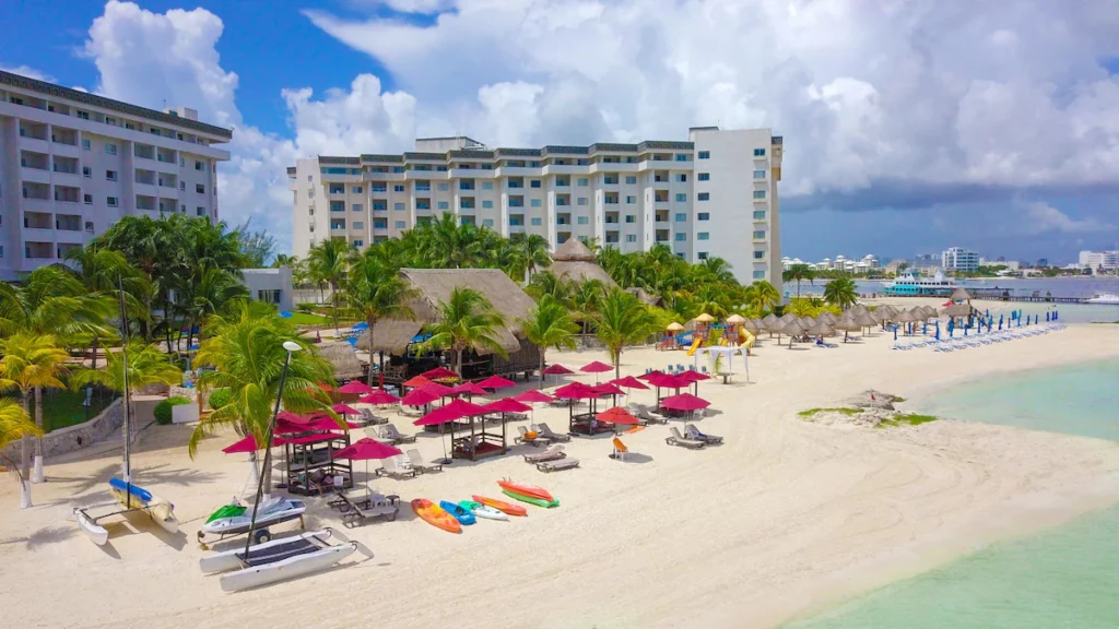 Casa Maya hotel overview in Playa Langosta