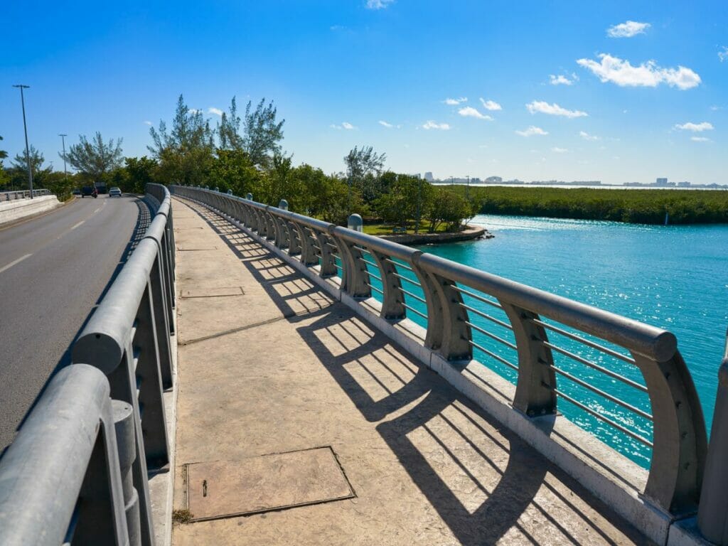 CANCUN HOTEL ZONE WALKABLE BRIDGE