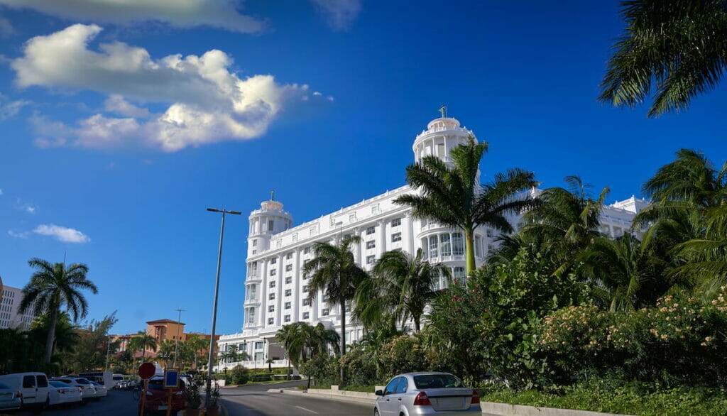 Boulevard Kukulcan white building.