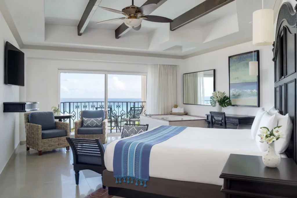 Cool hotel in Cancun with complete amenities.