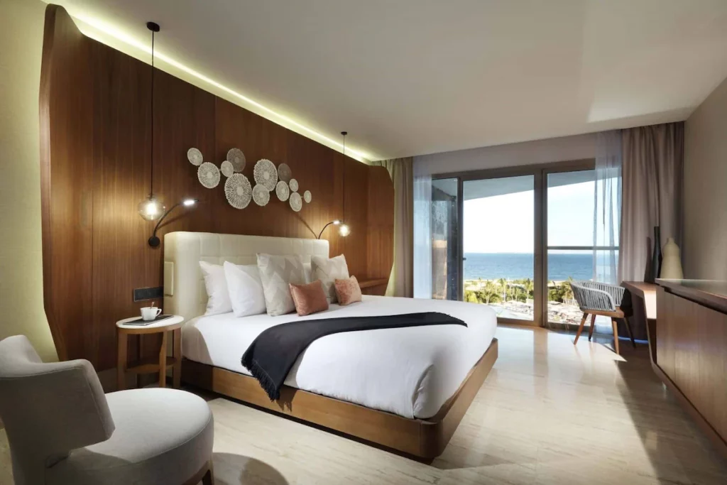 Spacious room with view of the beach.