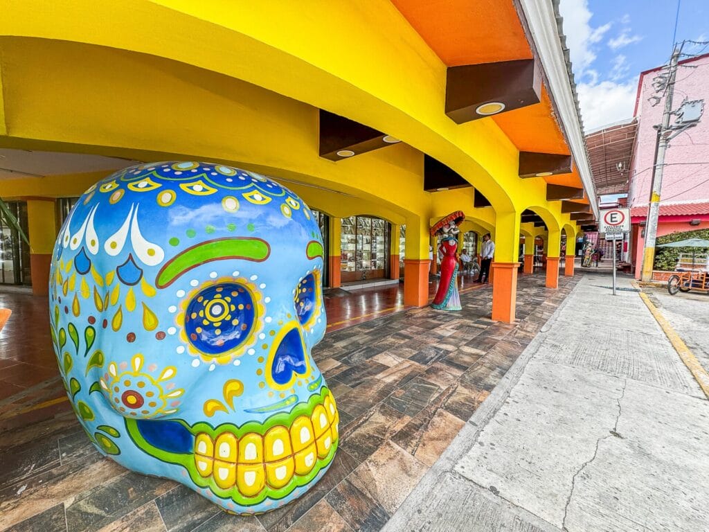 Mercado 28 Statue
