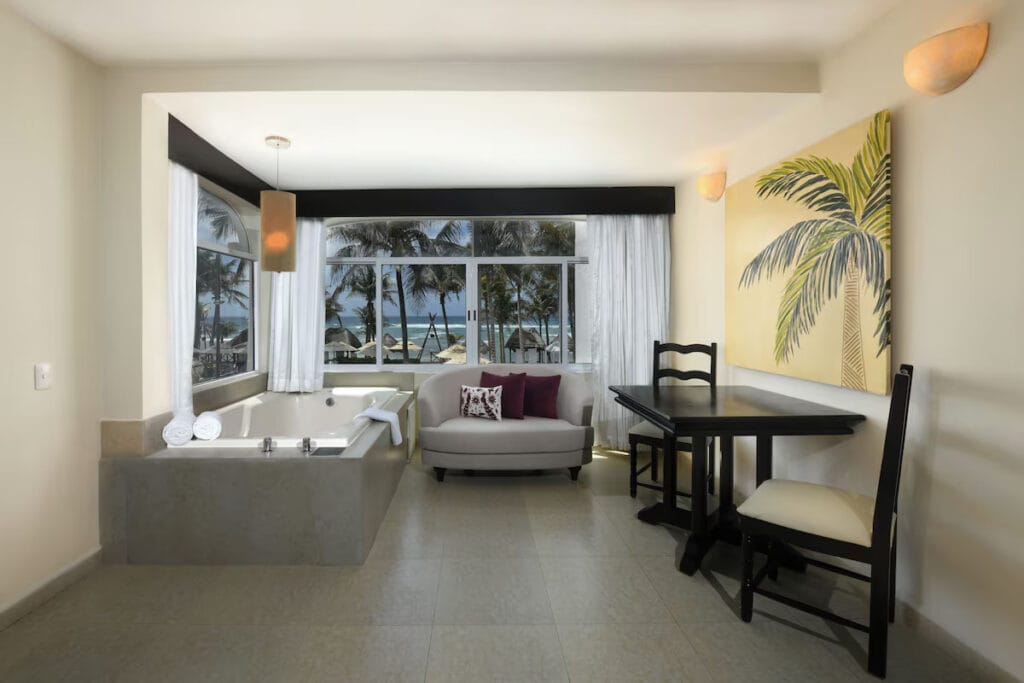 Luxurious suite with jacuzzi and ocean view